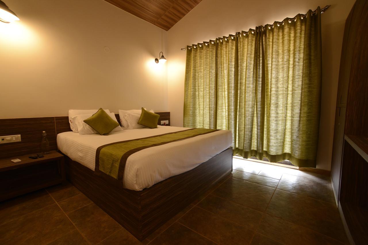 Feet Up Amaranth Resort Dāpoli Εξωτερικό φωτογραφία